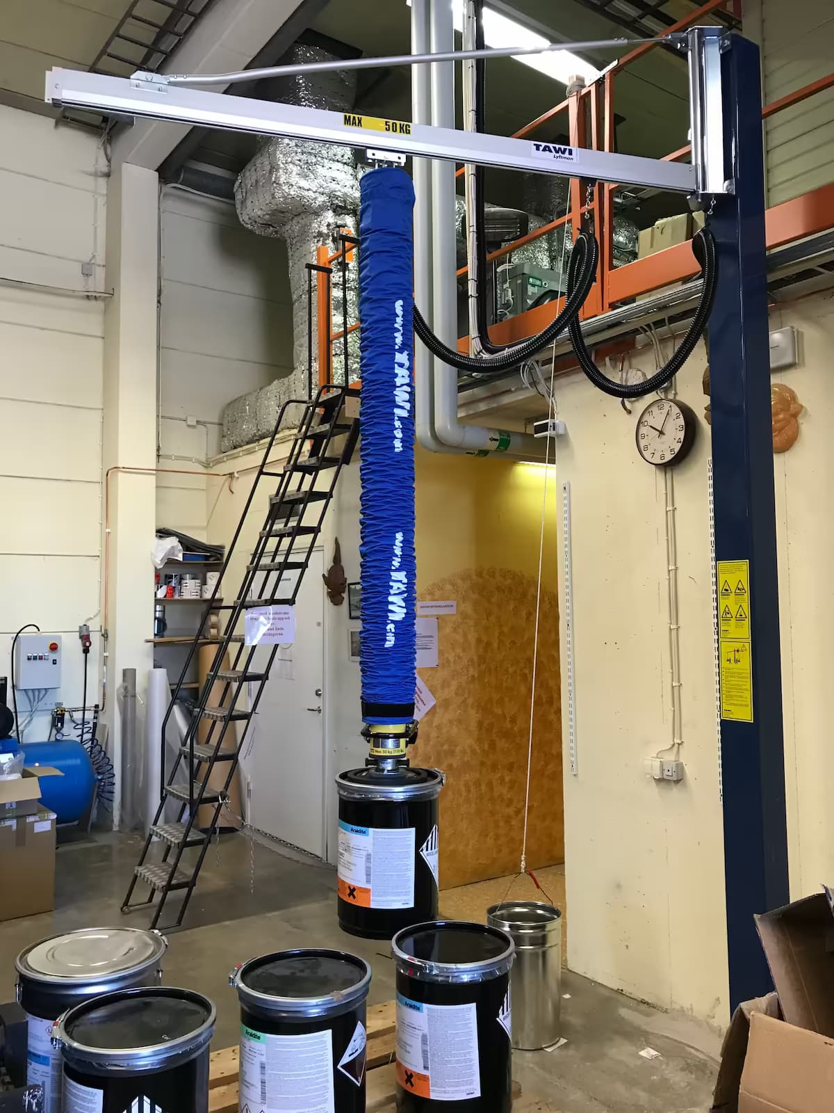 Elevación de kegs en línea de producción